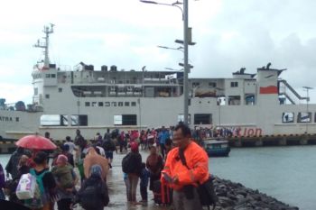 Seribuan Warga Dievakuasi Menggunkan Kapal Feri