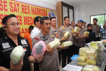 Diterjang angin, ponton dermaga Penyengat ambruk