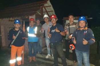Petugas PLN Pantang Pulang Sebelum Nyala