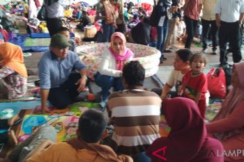 Istri Gubernur Terpilih Kunjungi Korban Tsunami