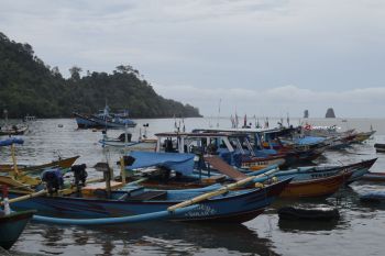 Nelayan Sendangbiru Enggan Melaut Karena Ombak Tinggi