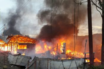 10 unit pondok lesehan terbakar di Agam
