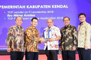 Pemkab Kendal terima dua penghargaan Top IT dan TELCO 2018