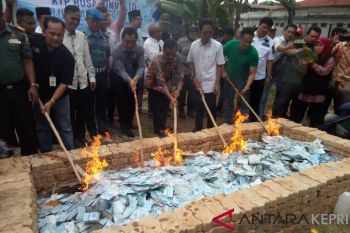 Pemkot Batam musnahkan 50.390 KTP-e rusak