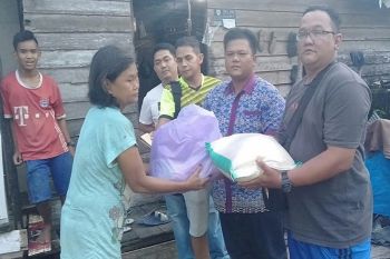 Rayakan Natal, PWI Gunung Mas santuni warga