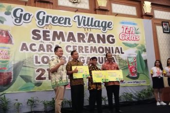 Teh Gelas ajak masyarakat manfaatkan limbah kemasan untuk menghias gapura