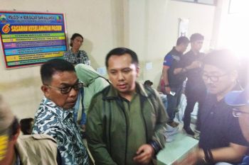 Gubernur Kunjungi Korban Tsunami di RSUD Bob Bazar