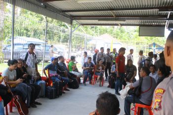 Keluarga korban KKSB dari Wamena tiba di Timika