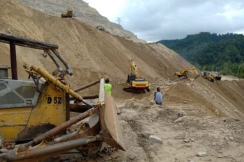 Memburu 'dead-line' di ruas jalan nasional Kebun Kopi (vidio)
