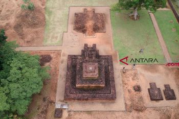 Logam runcing dan pipih ditemukan di kompleks candi Muarojambi