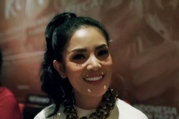 Dalam makeup, alis jadi perhatian penting bagi Nindy