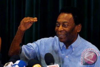 Pele pulang dari rumah sakit,   setelah usai operasi batu ginjal