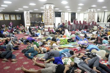 Thousands of tsunami evacuees return home