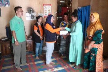 Bupati Tanggamus Beri Santunan Kepada Korban Tsunami