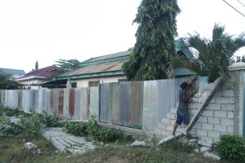 Perbaiki rumah pascabencana, warga gunakan seng bekas