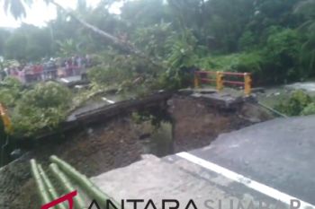 Perbaikan jembatan amblas di Kayu Tanam diperkirakan tuntas lima hari