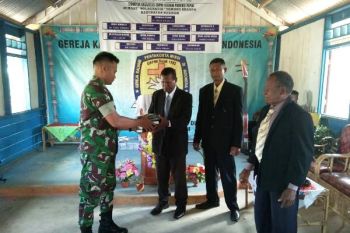 TNI sumbang Alkitab kepada warga Jemaat Gereja Pantekosta Arso