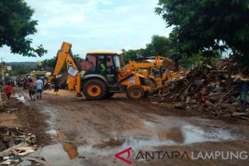 Jalan Desa Lampung Selatan Terdampak Tsunami Dibersihkan