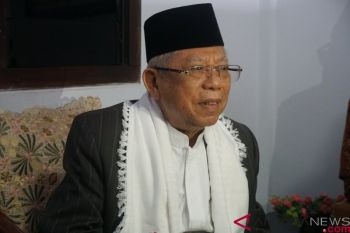 Maruf Amin tetap kenakan sarung saat debat
