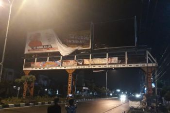 Bawaslu Pekanbaru Turunkan Paksa Puluhan APK Caleg