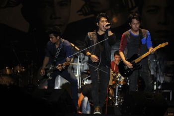 Dalam satu hari, Armada rilis tiga single ambum baru