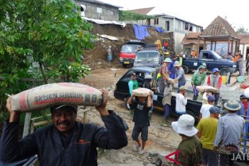 Anggota DPRD Boyolali bantu semen untuk perbaiki daerah bencana