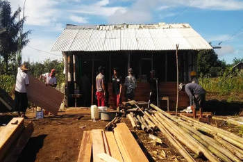 Warga Lamandau gotong royong buatkan rumah kepada seorang kakek