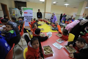 Makanan bergizi dari Dapur Indonesia untuk anak sindrom down Gaza