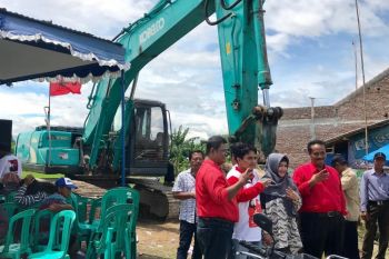 Caleg PDIP bergotong royong tangani normalisasi irigasi di Kabupaten Tegal