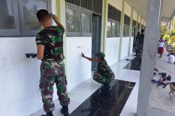 TNI dan Yayasan GVT cat bangunan SD Tanglawa Jayapura