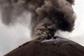Gunung anak krakatau masih keluarkan asap hitam tebal