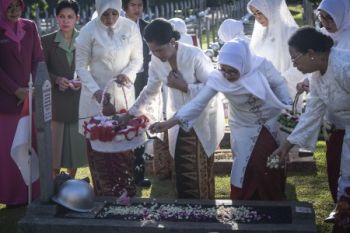 Ibu Negara ziarah Hari Ibu