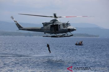 Atraksi terjun payung di Luwuk jelang Hari Nusantara