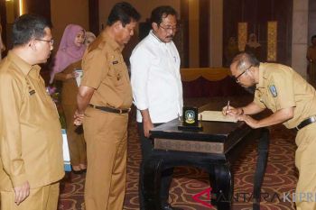 Gubernur Kepri serahkan DPA-OPD 2019