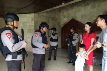 Personel Brimob pantau pusat keramaian di Purwokerto