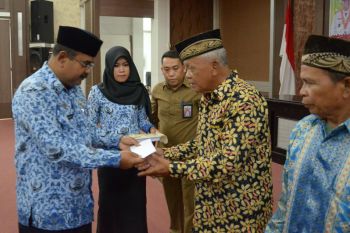 Ratusan ketua RT-RW di Karimun terima insentif