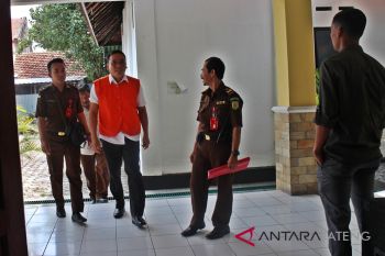 Jaksa belum siap, tuntutan terhadap Iwan Adranacus ditunda