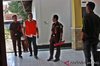 Ditunda lagi, sidang tuntutan Iwan Adranacus
