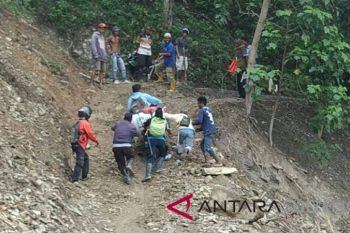 Jalan Marawola Barat belum bisa dilewati mobil