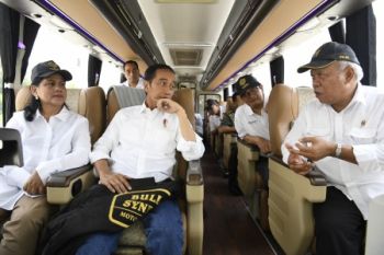 Presiden jajal 341 KM Tol Trans-Jawa bareng pekerja proyek