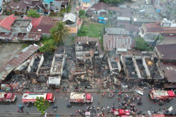 Pasar Simpang Tabing Padang terbakar (Video)