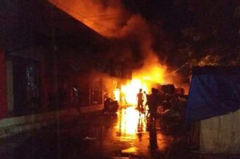 Lima kios Pasar Brayung Kudus ludes terbakar