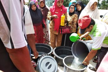 Melalui dana desa, Pemerintah Nagari Garagahan latih warga bikin kompos