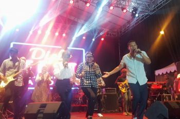 Menlu Retno ikut bergoyang bersama Maliq &amp; d'Essentials di acara Diplost