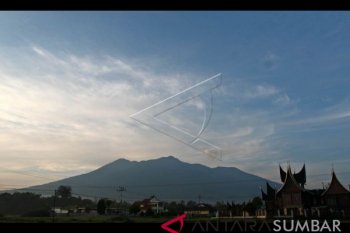Proses evakuasi pendaki jatuh di Gunung Marapi hingga tengah malam