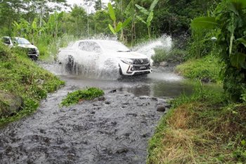 Ini trik mobil lewati banjir