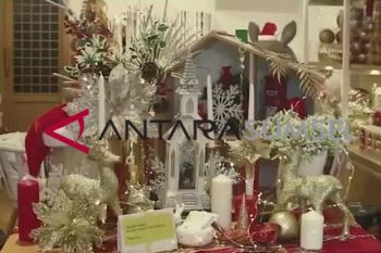 Pengelola toko mulai jajakan pernak-pernik natal