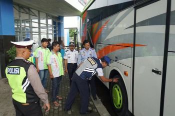 Utamakan keselamatan, pugas gabungan di Cilacap cek kekaikan angkutan umum