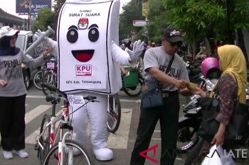 Sambil bersepeda, komisioner KPU Temanggung sosialisasikan pemilu
