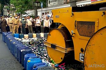 Ribuan botol minuman beralkohol hasil sitaan dimusnahkan di Banyumas (VIDEO)